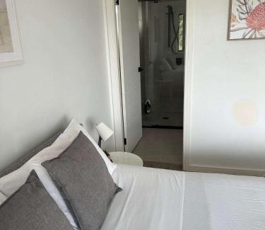 Guildford West House | Ensuite Double Room - Central & Convenient Location in Guildford West