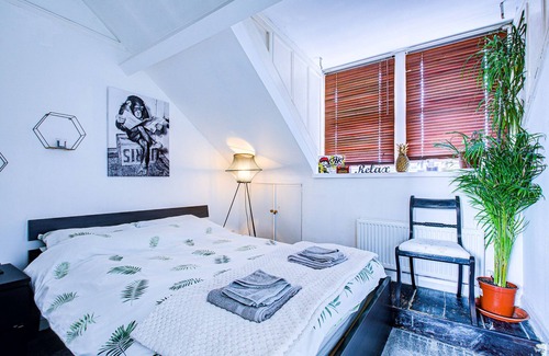 Westcliff-on-Sea Apartment | Entire Artistic Open-Plan Top Floor Apartment