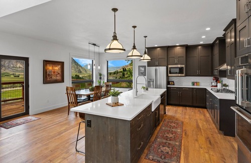 Gardiner House | Entire home 10 minutes from Yellowstone North Entrance! Views to Devil’s Slide