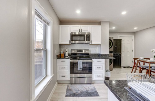 Lynn House | Entire Home 2BR 2BTH Quite Area with parking