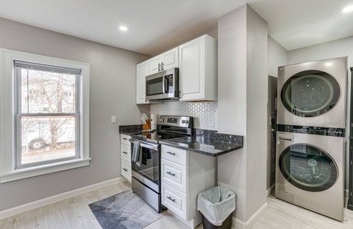 Lynn House | Entire Home 2BR 2BTH Quite Area with parking