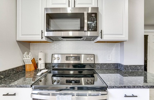 Lynn House | Entire Home 2BR 2BTH Quite Area with parking