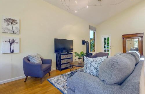 Redwood City Apartment | Entire Mountain Cottage Home - Restaurants Amazing Hiking & Biking Trails