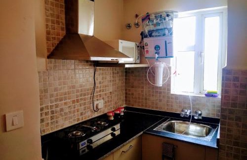 Noida Apartment | Entire Suites/Studio near IT hub/Expressway/Metro