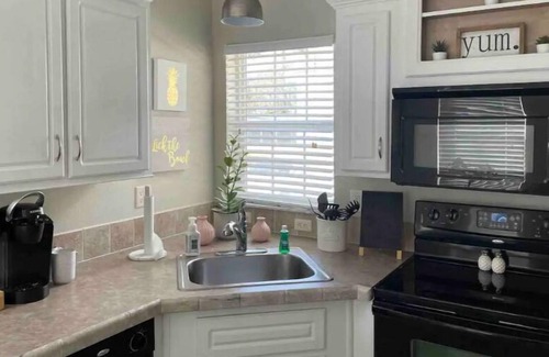 Mill Run Cottage | Entire tiny cottage close to Disney - Bitty Bliss