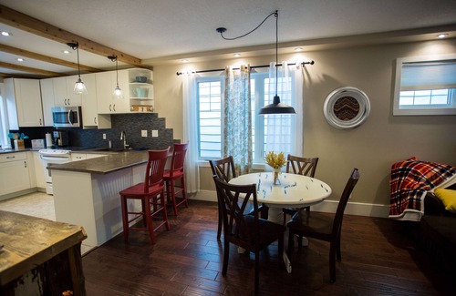 Saskatoon House | Entire Urban Farmhouse home 2 blocks off Broadway!