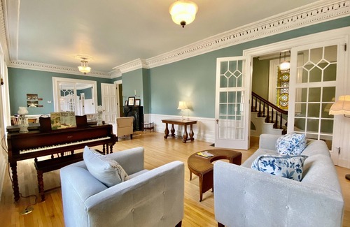 Oshkosh House | Entire Victorian Mansion - Near Main St & Farmer’s Mkt - Sleeps12