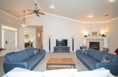 Redding House | 🔥EPIC Executive Luxury! ❤️Arcades🕹 Jacuzzi 🌊 Pool 🎱