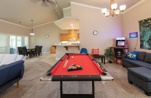 Redding House | 🔥EPIC Executive Luxury! ❤️Arcades🕹 Jacuzzi 🌊 Pool 🎱