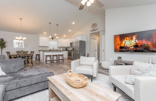 Elkton Ski Chalet | Epic ~ Game Room, Hot Tub, Firepit, BBQ ~ 7 min to Shenandoah National Park