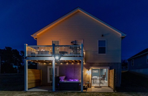 Elkton Ski Chalet | Epic ~ Game Room, Hot Tub, Firepit, BBQ ~ 7 min to Shenandoah National Park