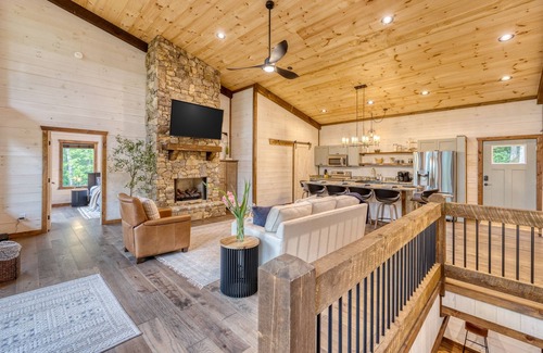 Ridgeline Vistas Cabin | EPIC Heated pool, Outdoor Fireplace, Pool & Hot Tub! Arcade, and close to town!