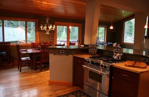 North Upper Truckee House | Epic Views, Luxury, Backing Miles Of National Forest - Monthly & Holiday Rental