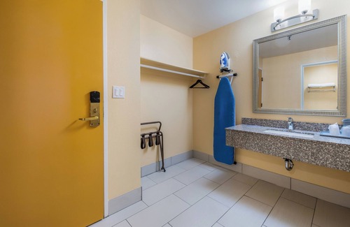 Rockford Hotel | Equality Inn