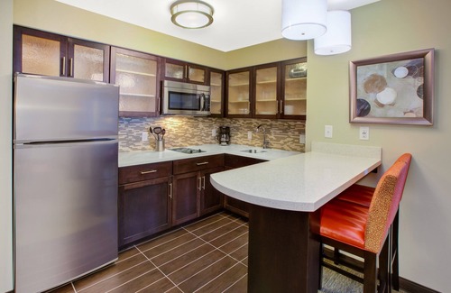Benton Harbor Condo | Equipped Suite | Free Daily Breakfast, Indoor Pool + Fitness Center