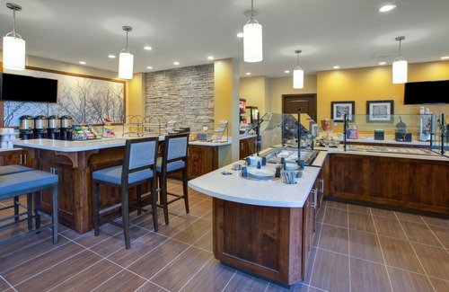 Benton Harbor Condo | Equipped Suite | Free Daily Breakfast, Indoor Pool + Fitness Center