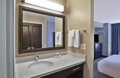 Benton Harbor Condo | Equipped Suite Near I-94 | Free Daily Breakfast, Indoor Pool + Fitness Center