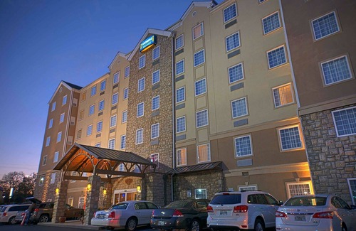 Graysville Condo | Equipped Suite Near Hamilton Place Mall | Indoor Pool + Gym Access