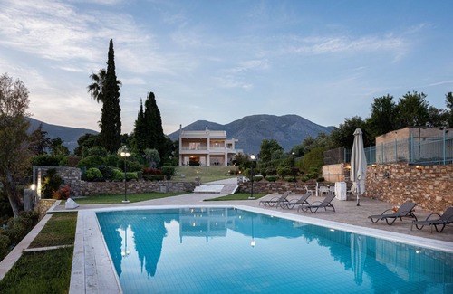 Eretria Villa | Eretria Luxurious Seafront Villa