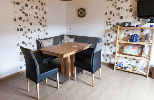 Ernst Apartment | Ernst Lakeside Escape