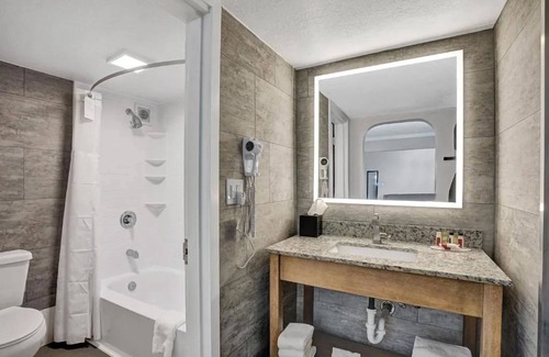 Parkside Hotel | Escape in a Modern room in Downtown Hollywood, steps away from the beach