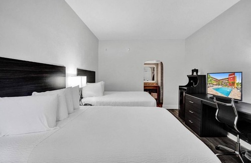 Parkside Hotel | Escape in a Modern room in Downtown Hollywood, steps away from the beach