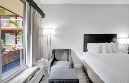 Parkside Hotel | Escape in a Modern room in Downtown Hollywood, steps away from the beach