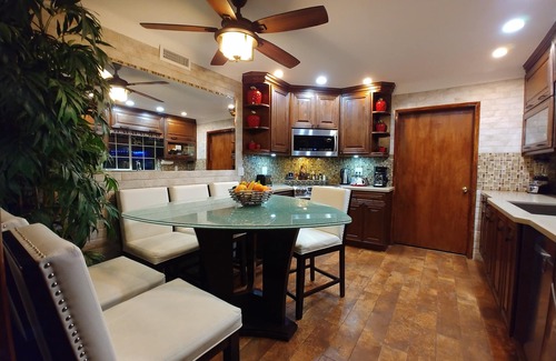 Las Vegas Villa | 🌴 Escape in a private pool, jacuzzi, bbq, koi pond, garden, best outdoor area!