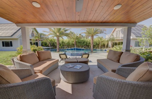 Las Vegas Villa | 🌴 Escape in a private pool, jacuzzi, bbq, koi pond, garden, best outdoor area!