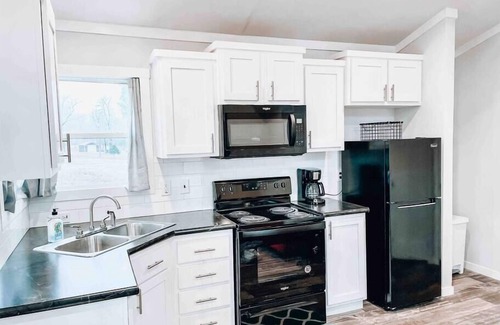 Royal House | Escape the Hustle and Bustle- Close to town but outside of City Limits.