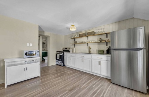 Cleveland Apartment | Escape to comfort at Be Cozy Getaway! Located in a serene neighborhood in Euclid.