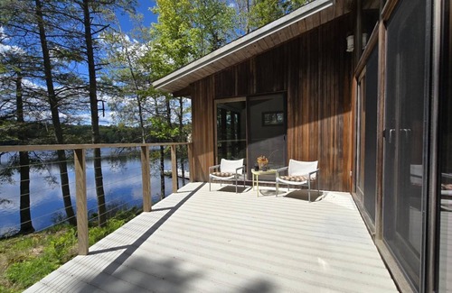 Edgecomb House | Escape to Nature: Cozy Lakeside Cottage on Lily Pond