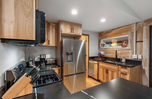 Wisconsin Dells Cabin | Escape to our charming cabin, where rustic elegance meets modern comfort!