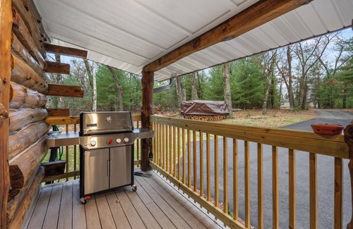 Wisconsin Dells Cabin | Escape to our charming cabin, where rustic elegance meets modern comfort!