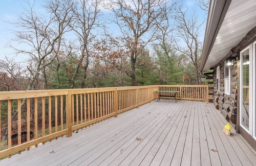 Wisconsin Dells Cabin | Escape to our charming cabin, where rustic elegance meets modern comfort!