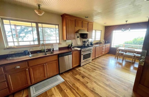 Klamath House | Escape to our spacious 4 bed 2-bath house with stunning ocean and river views