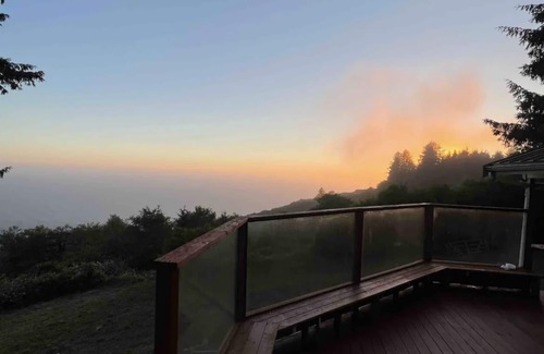 Klamath House | Escape to our spacious 4 bed 2-bath house with stunning ocean and river views