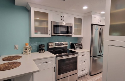 Bradenton Beach Condo | Escape to Paradise: Exquisite 2/1 Condo Steps to Bradenton Beach