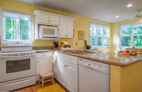 Ka'a'awa House | Escape to Paradise- AC, Kayaks,Ocean across street