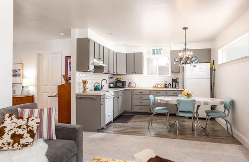 Sebastopol House | Escape to Sebastopol's charm, near The Barlow. We love Dogs!