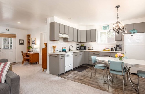 Sebastopol House | Escape to Sebastopol's charm, near The Barlow. We love Dogs!