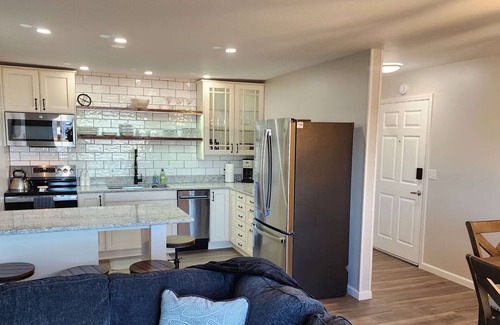 Spicer Condo | Escape to Spicer and enjoy stunning lake views from this comfortable 2-bedroom!