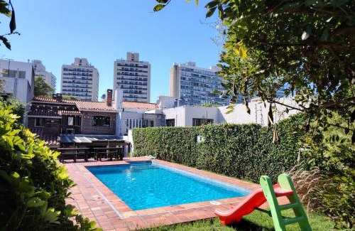 Pocitos House | Espectacular casa de 4 dormitorios y 5 baños para 12 personas, en la mejor zona de Montevideo