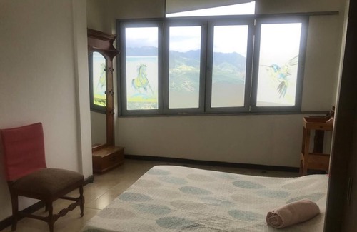 La Mesa House | Espectacular Casa de Campo con Hermosa Vista a la Cordillera Rodeada de Jardines