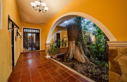 Centro Villa | Espectacular casona con alberca y jardines