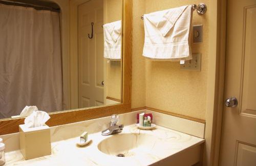 Middlebury Hotel | Essenhaus Inn & Conf. Center