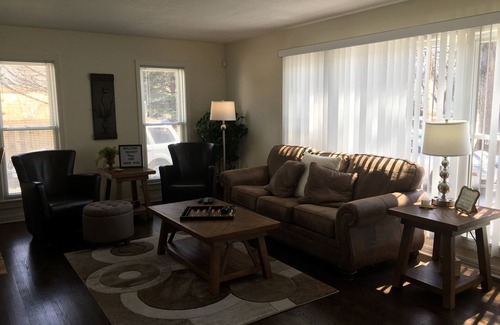 Racine House | Estate Living! Professionally Cleaned, Self Check In - Sleeps 12