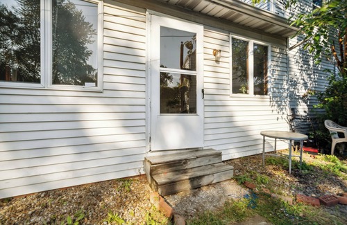 Euclid House | Euclid 3-BR 1-bath, just 12 min to Cleveland: King Bed, Smart TV