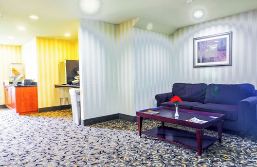 Evansville Hotel | Evansville Inn & Suites By OYO