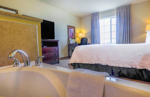 Evansville Hotel | Evansville Inn & Suites By OYO